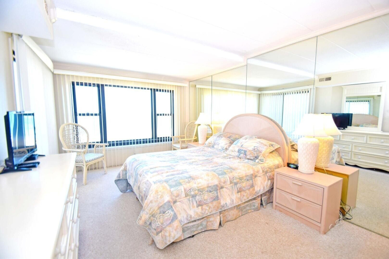 Room 3, Diamond Beach 414 3 Bedroom Condo by RedAwning, Worcester