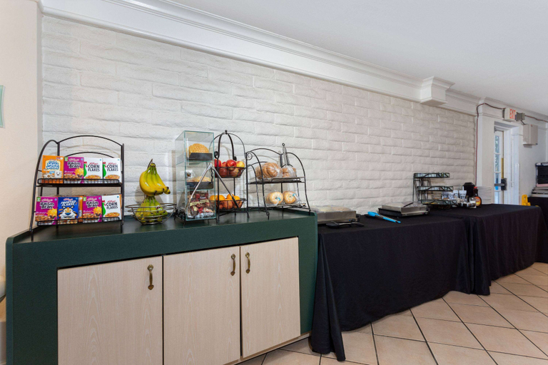 Food & Drinks 5, La Quinta Inn by Wyndham Pensacola, Escambia