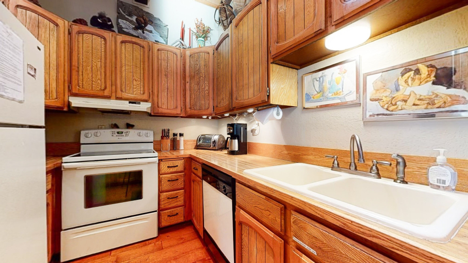 Private kitchen 4, Chateau de Montagne 1 Spacious Townhome with Great Complex Amenities On the Shuttle Route by RedAwning, Mono
