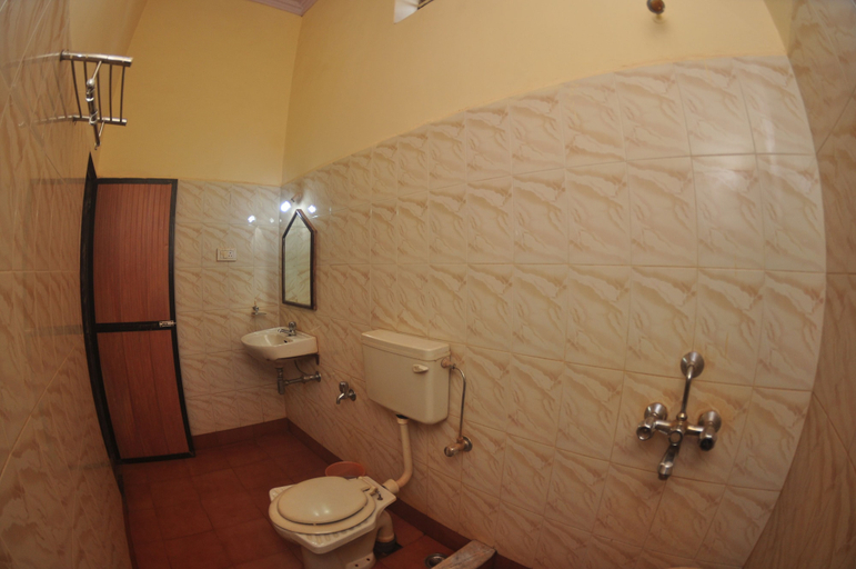 Bathroom 5, Gujarat Bhavan Hotel, Raigarh