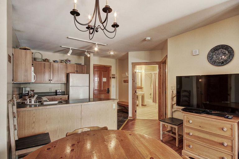 Others 3, 8493 Dakota Lodge, Summit