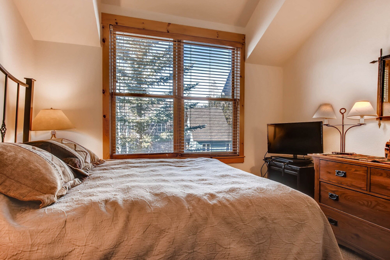 Room 2, Ski Tip Townhomes 8713, Summit