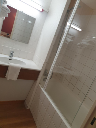Bathroom 1, HOTEL Chateau-Thierry Centre, Aisne