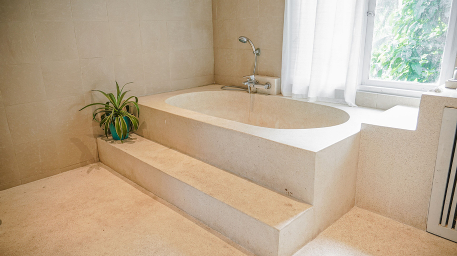 Bathroom 16