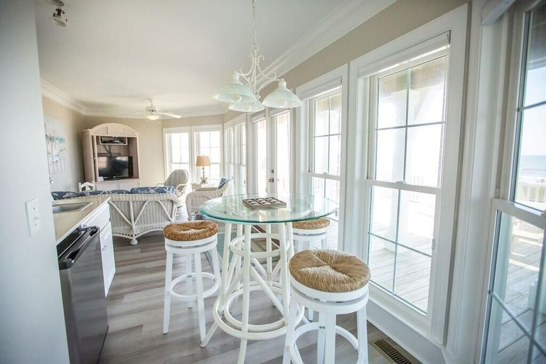 Private kitchen 5, Paw-paw's Place 6 Bedroom Home by RedAwning, Brunswick