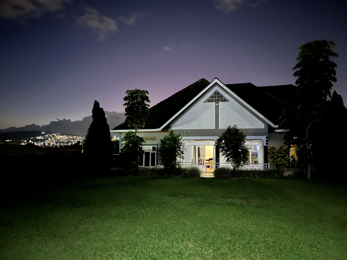 Exterior 2, House - Sleeps 8 - Parking - Garden, Kicukiro