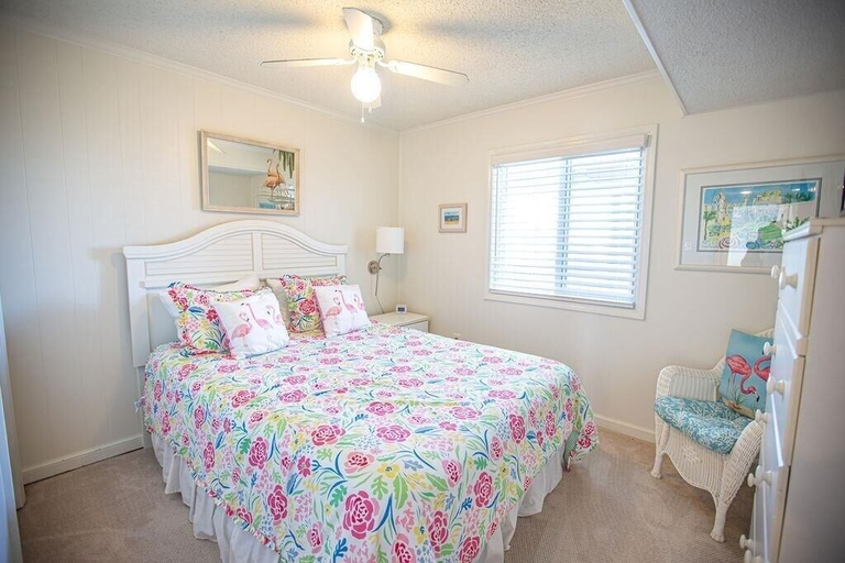 Room 4, Feelin' Beachy-7a 2 Bedroom Home by RedAwning, Brunswick