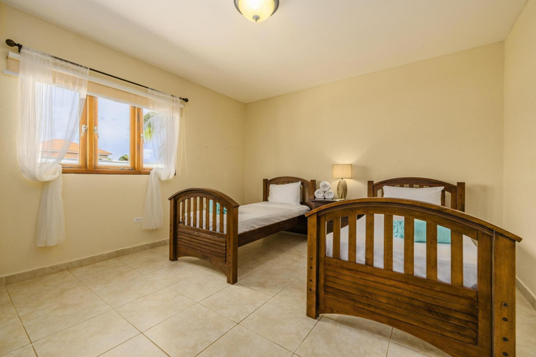 Bedroom 2, 4BR Villa Short Walk to Beach in Amazing Location
