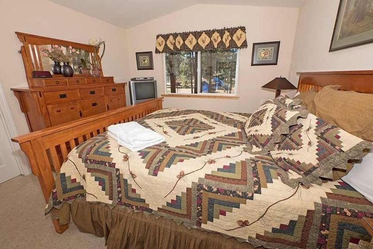 Room 4, 3301 Marlette Circle 3 Bedroom Home by RedAwning, El Dorado