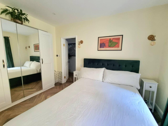 Bedroom 5, Spacious & Renovated 1-bed Garden Flat in London, London