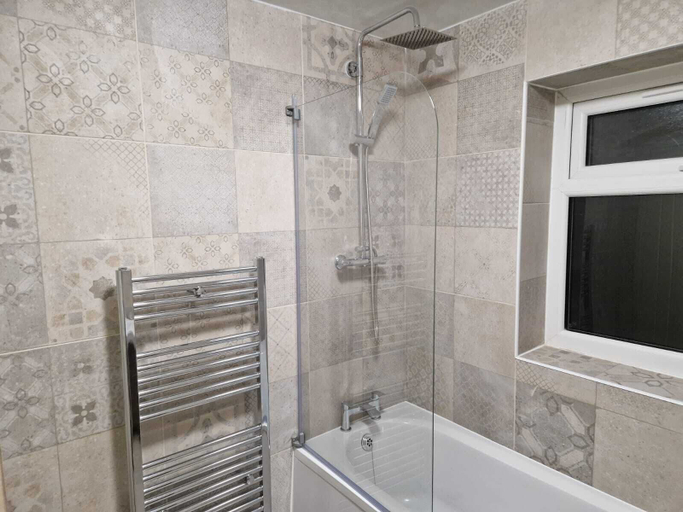 Bathroom 3, Stunning 3-bed Home Near City Centre, Chic Comfort, Birmingham