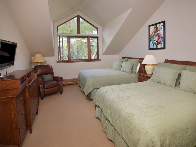 Room 4, The Pines 401, Eagle