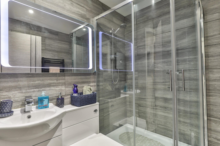 Bathroom 4, Tudor House Holidays - The Monroe for 2 People, North Yorkshire