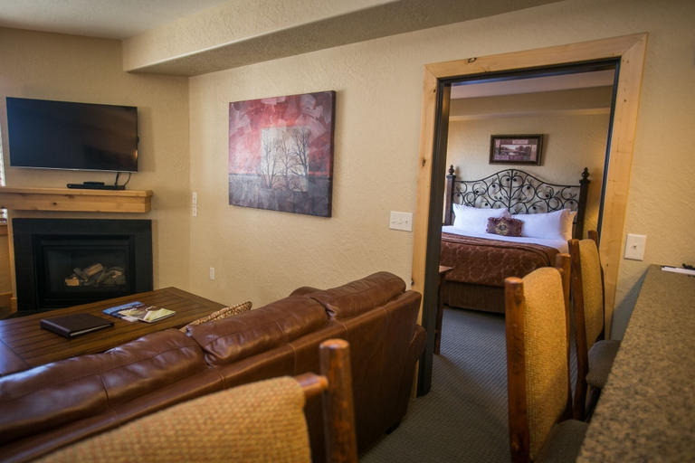 Room 2, Stay in Comfort while Enjoying Valley Views by RedAwning, Summit