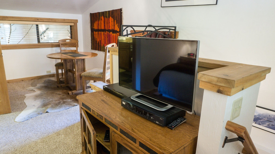 Interior 3, Ski Trails 4058, Placer