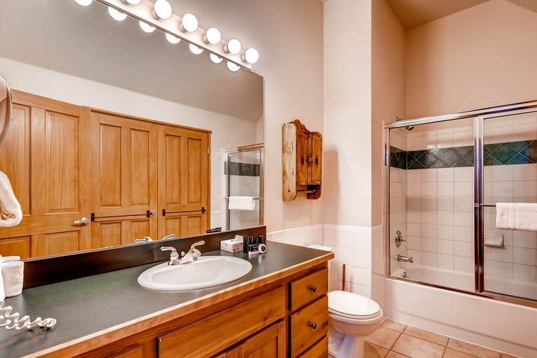 Bathroom 4, Jackpine 8021, Summit