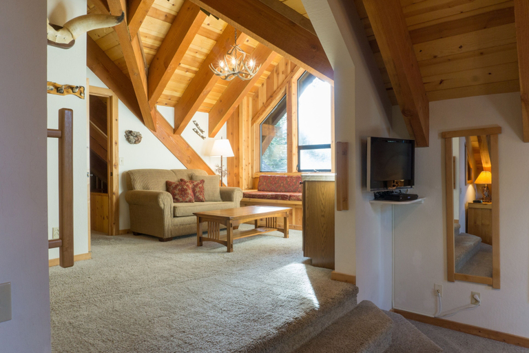 Living room 2, 824 Beaver Pond, Placer