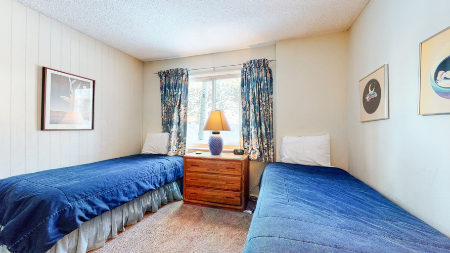 Room 3, Chateau de Montagne 3 Spacious Condo With Great Complex Amenities On the Shuttle Route by RedAwning, Mono