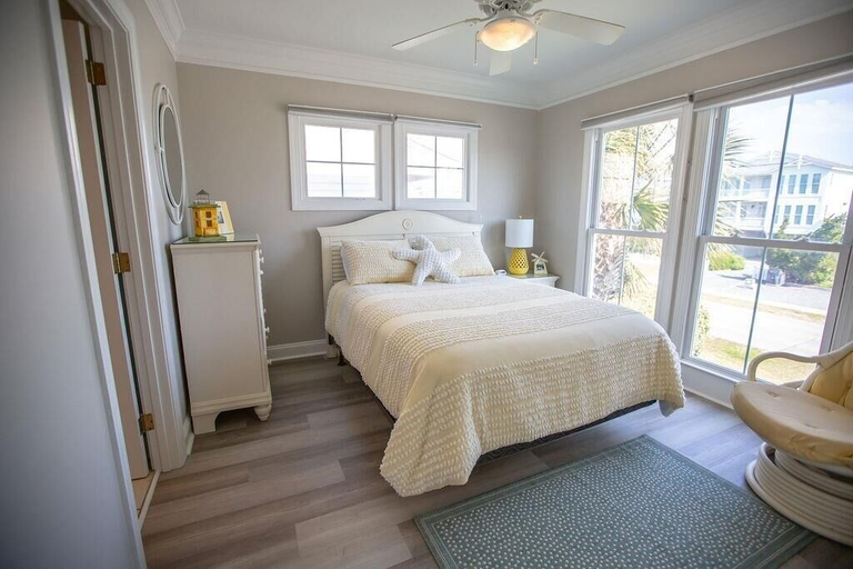 Room 3, Paw-paw's Place 6 Bedroom Home by RedAwning, Brunswick