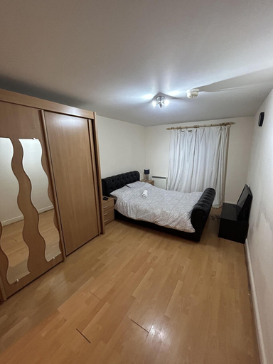 Bedroom 2, Spacious 1-bed Apartment in London sea View, London