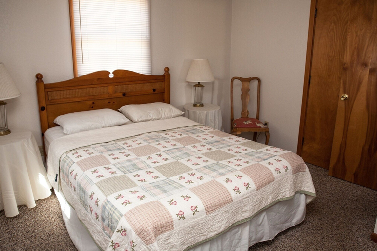 Room 5, Chez-toni 3 Bedroom Cottage by RedAwning, Dare
