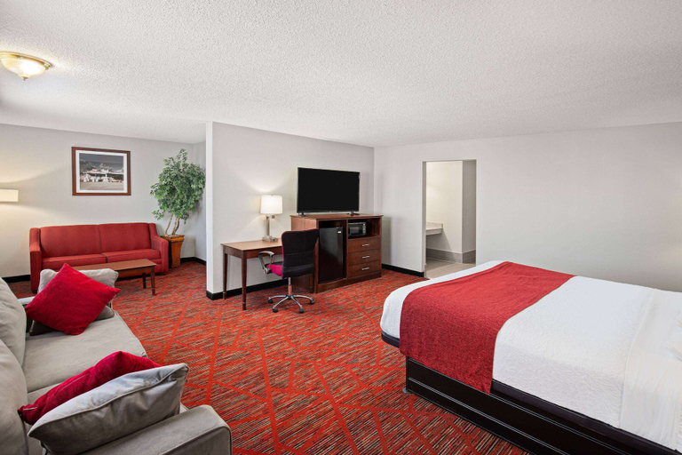Bedroom 3, Ramada by Wyndham Bowling Green, Warren