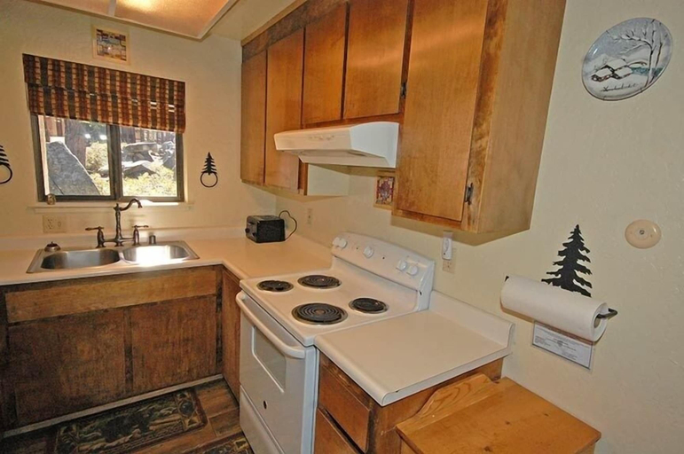 Private kitchen 5, 3411 Pine Hill Road 3 Bedroom Home by RedAwning, El Dorado