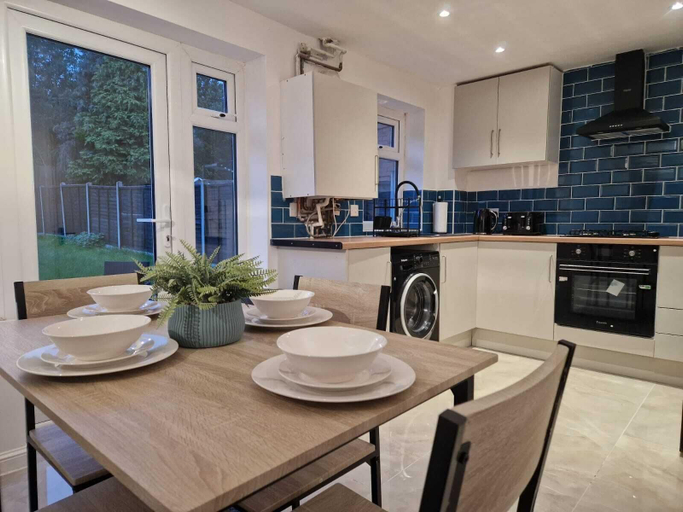 Others 5, Stunning 3-bed Home Near City Centre, Chic Comfort, Birmingham