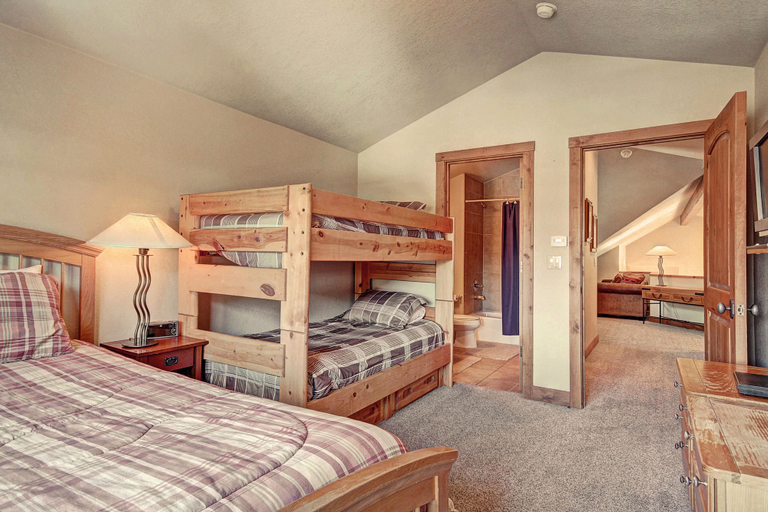 Room 4, 18 Autumn Brook 4 Bedroom Townhouse by RedAwning, Summit