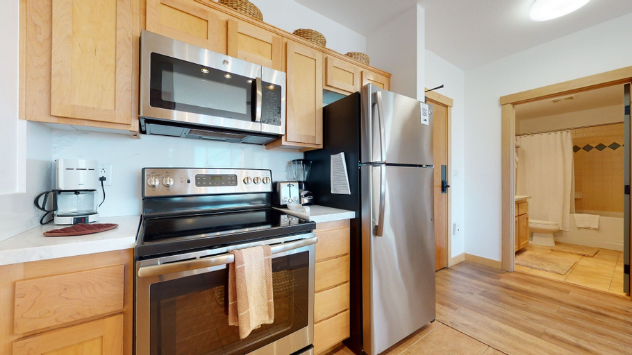Private kitchen 3, Sunstone 109 Remodeled Condo Great Complex Amenities with Ski-In Ski-Out by RedAwning, Mono