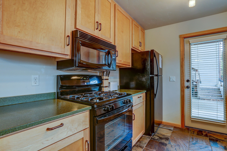 Private kitchen 5, Hutson's Hideaway 1 Bedroom Apts by RedAwning, Hood River