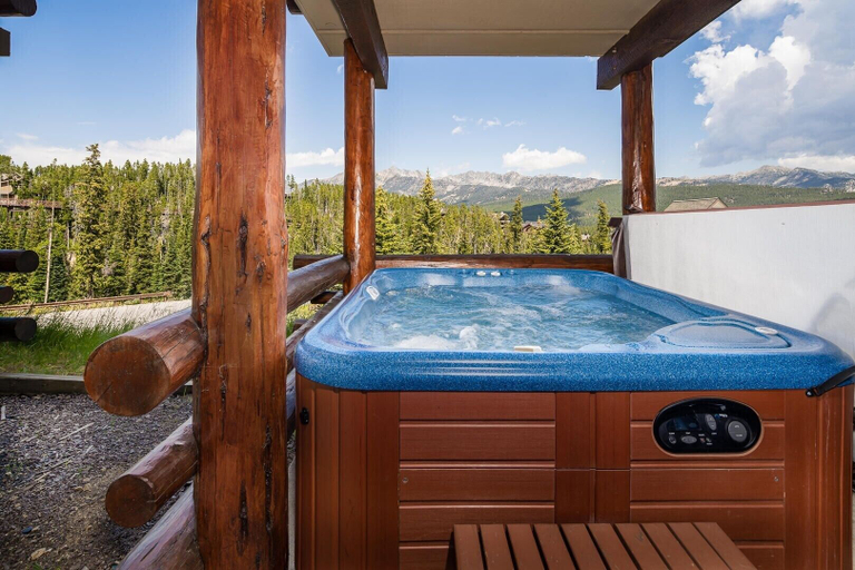 Outdoor spa tub, Saddle Ridge D3 3 Bedroom Condo by Moonlight Basin Lodging, Madison