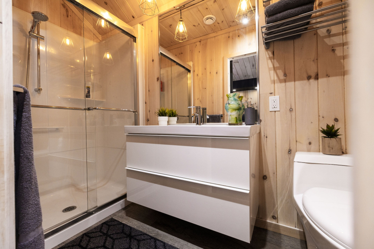 Bathroom, Le Versant Mont-Sainte-Anne, La Côte-de-Beaupré