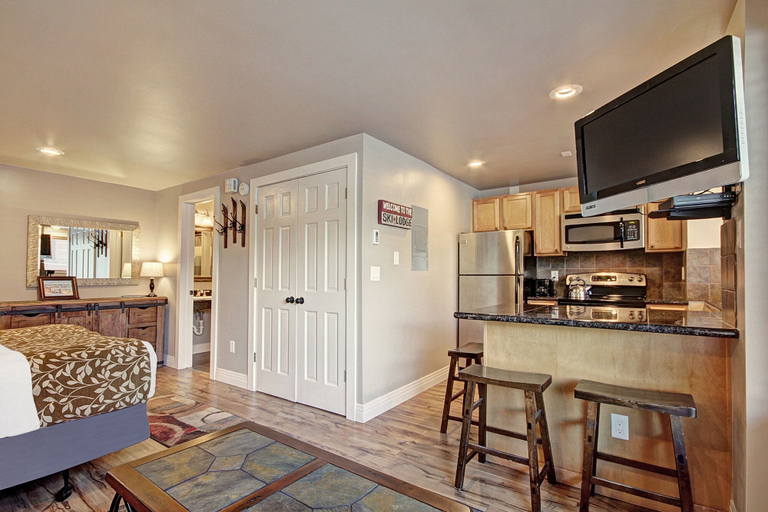 Private kitchen 2, Winter Ski-in/out Studio Sleeps 4, Steps To Historic Main St Studio Bedroom Condo by RedAwning, Summit