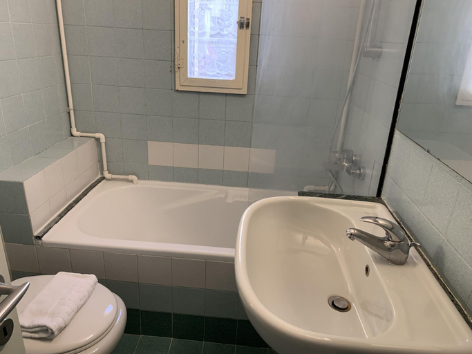 Bathroom 3, San Cristofano Apartment, Florence