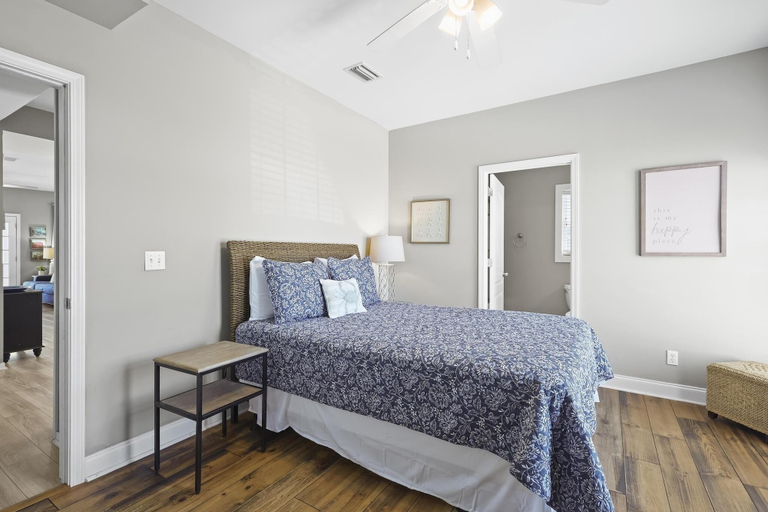 Room 5, 214 Shoreland, Baldwin