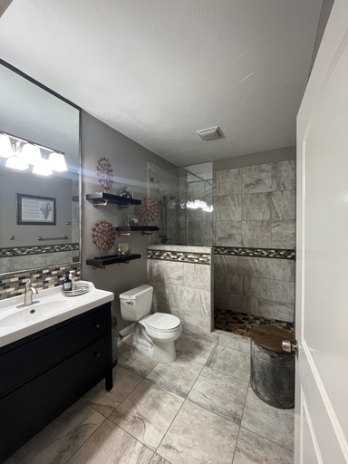 Bathroom 3, The Guesthouse at The Lonely Oak, Llano
