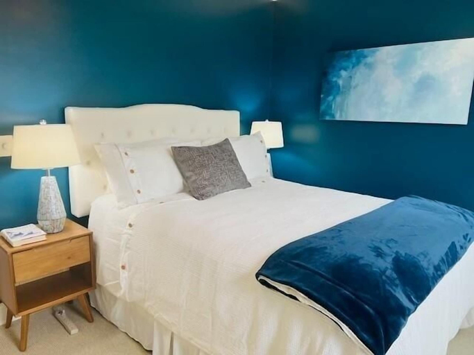 Room 2, The Rainbow Connection 4 Bedroom Home by RedAwning, Brunswick