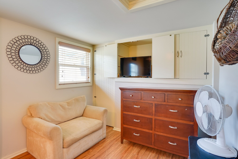 Others 5, Tropical Island Escape with Deck, Walk to Avalon Bay, Los Angeles