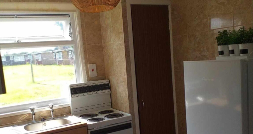 Others 5, 2 Bed Chalet Sleeps 5 - Pets, Parking, Near Beach, Norfolk