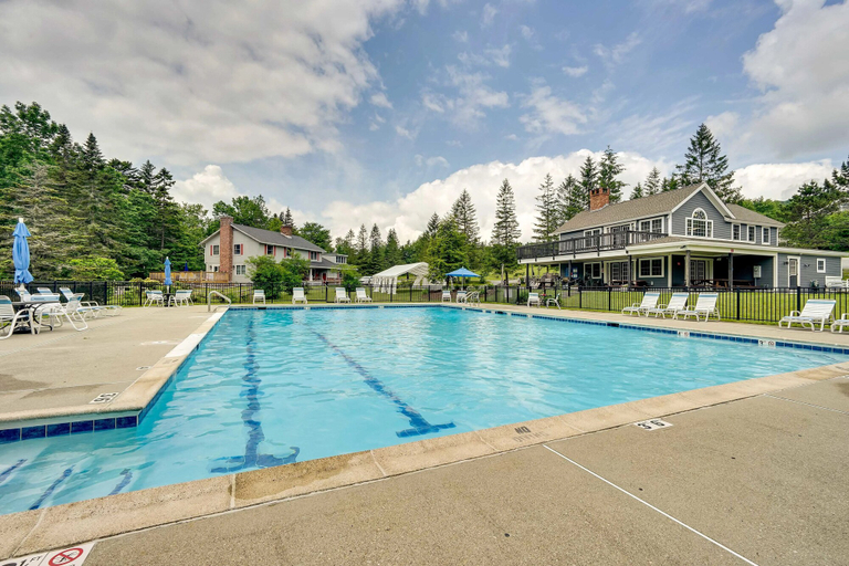 Sport & Beauty, Bromley Mountain Escape with 2 Balconies Hike and Ski, Bennington