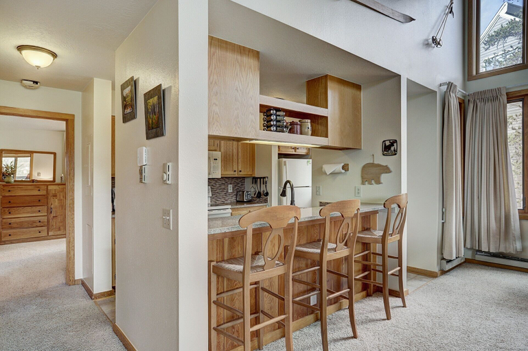 Dining 5, 2072 The Pines, Summit