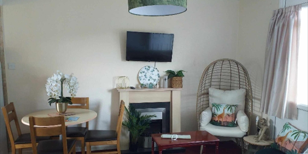 Others 4, 2 Bed Chalet Sleeps 5 - Pets, Parking, Near Beach, Norfolk