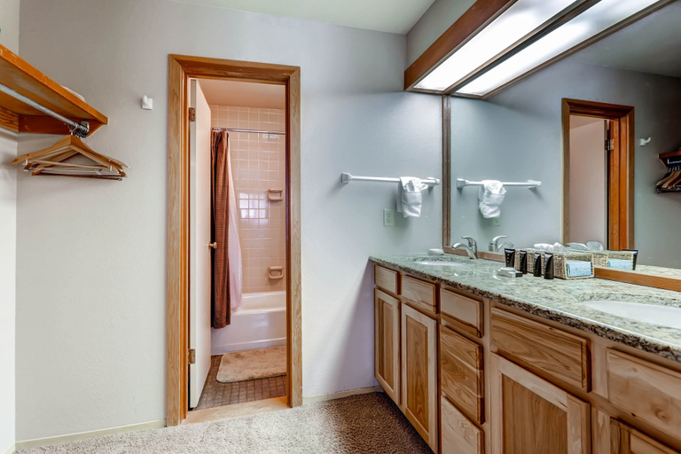 Bathroom 2, Quicksilver 1643, Summit