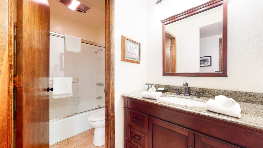 Bathroom 5, Horizons 4 188 Cozy Condo with Great Complex Amenities, On the Shuttle Route by RedAwning, Mono