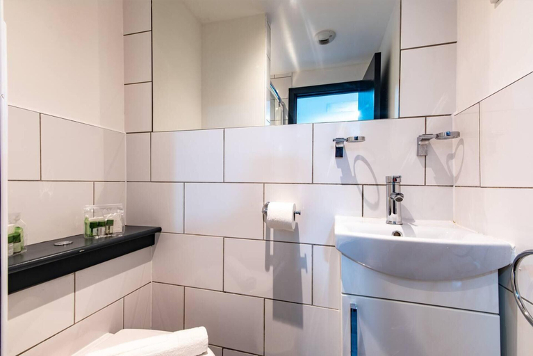 Bathroom 3, Stylish 1-bed Studio - Heart of Nottingham, Nottingham