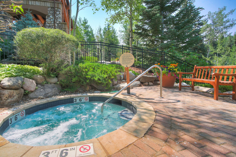 Outdoor spa tub, Elkhorn 408, Eagle