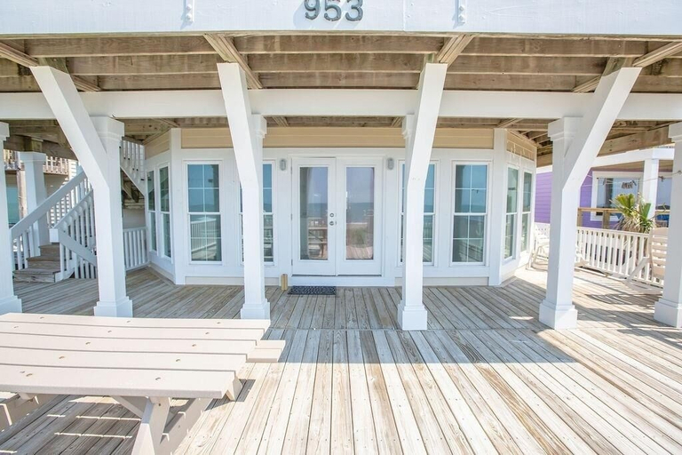 Balcony 2, Paw-paw's Place 6 Bedroom Home by RedAwning, Brunswick