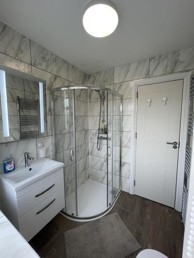 Bathroom 4, Spacious one Bedroom Apartment With Free Parking, London
