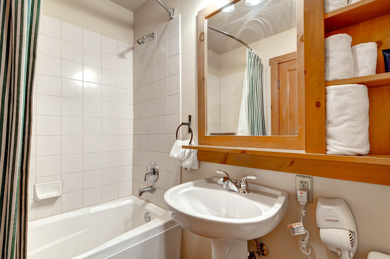 Bathroom, Expedition Station 8566, Summit